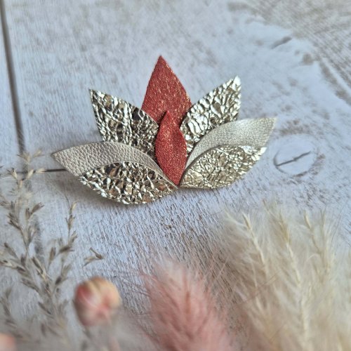 broche lotus corail doré