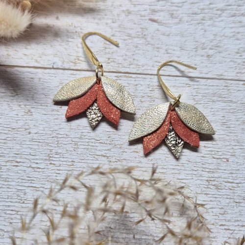 Boucle d'oreille lotus corail doré holographique