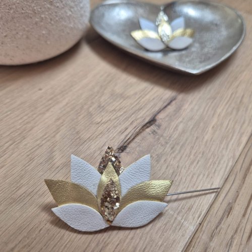 Broche "lotus" blanc/doré/pailleté