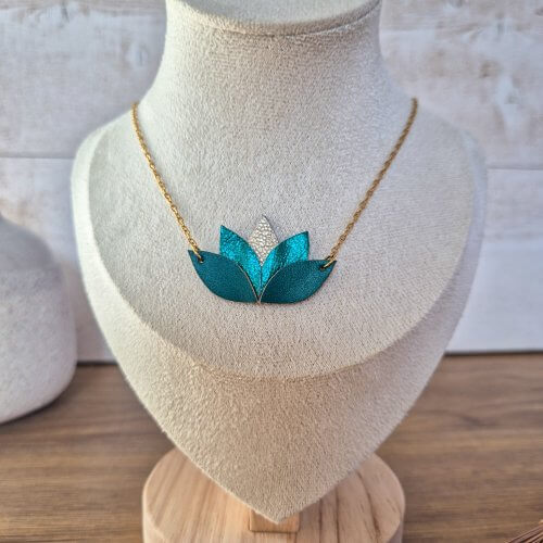 Collier "lotus" vert émeraude