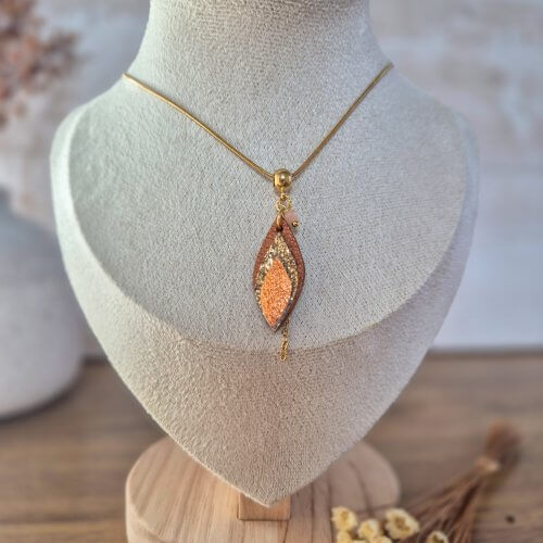 Collier pendentif Faya orangé-doré