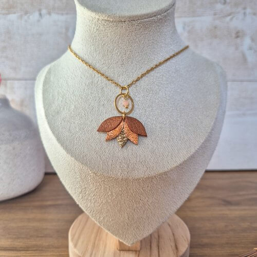 Collier "petit lotus inversé" orangé