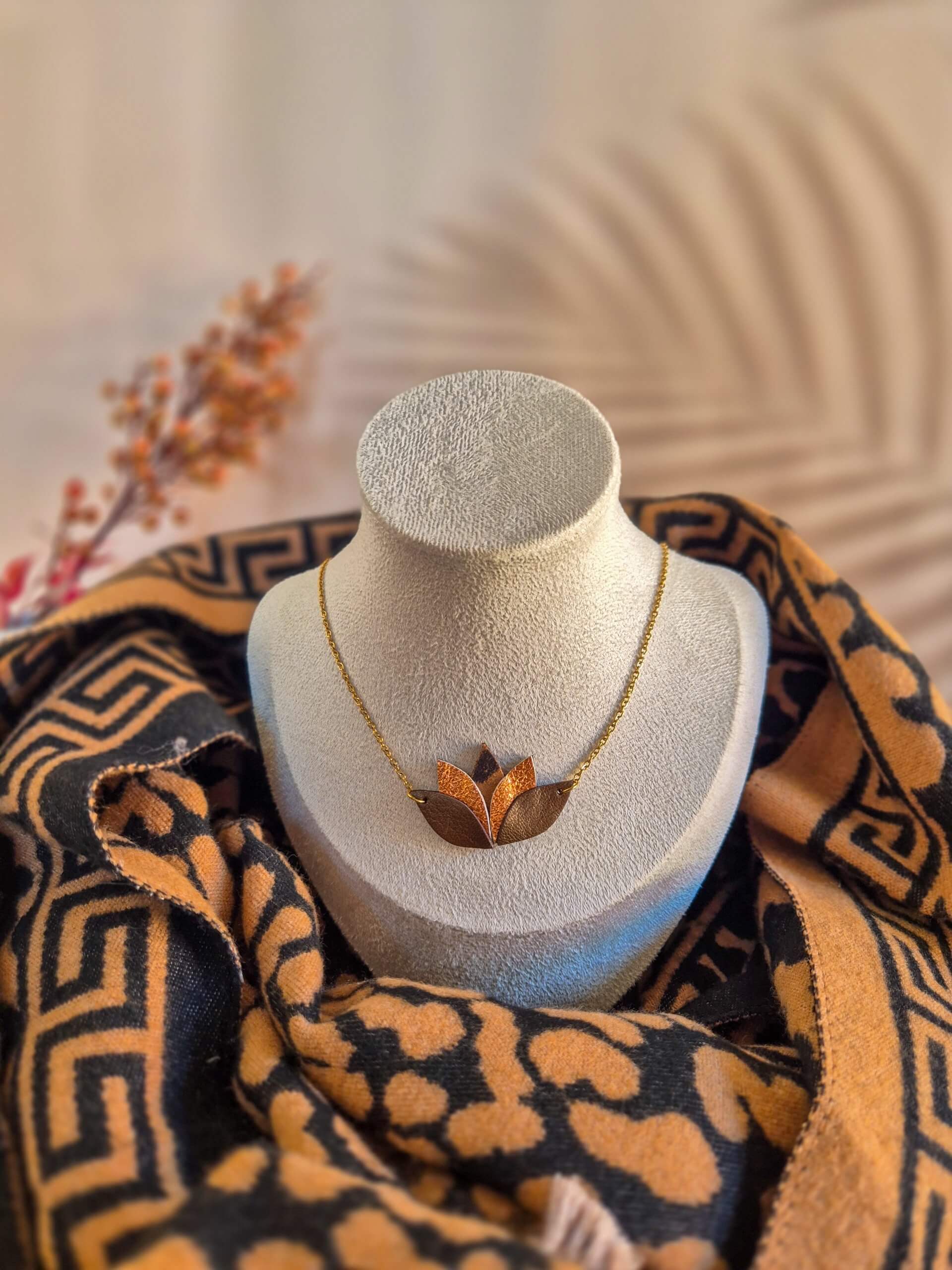 Collier "lotus" léopard/orangé/mordoré